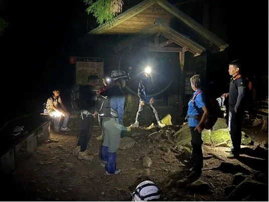 18歲男登加里山迷途！苗栗消防夜搜2小時成功尋獲