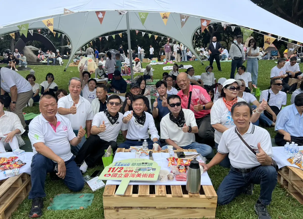 秋日最Chill!台中西區野餐日國美館登場,草地閱讀、聽音樂湧入上千人