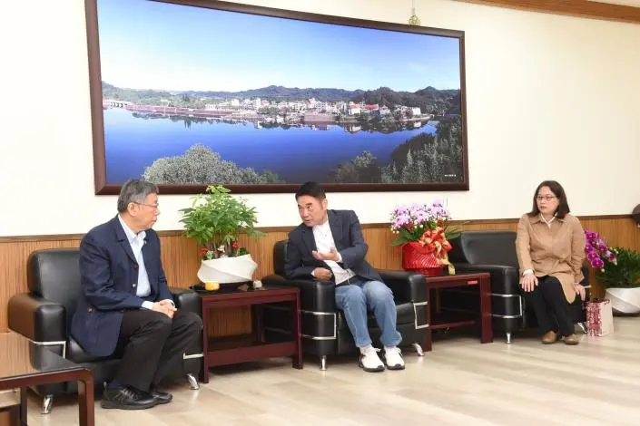 苗栗政壇新佈局!柯文哲拜會鍾東錦 賴香伶3月起接任副縣長
