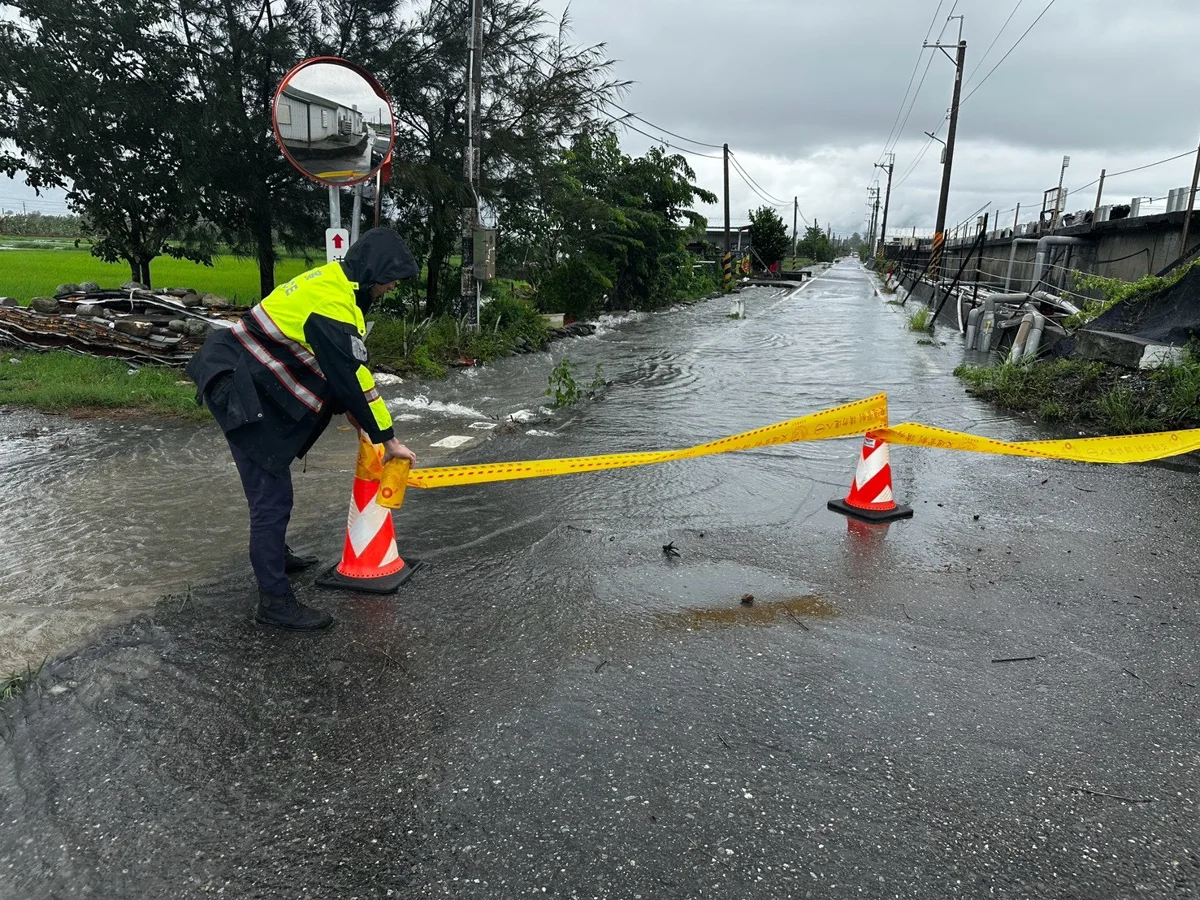 豪雨強襲台東!道路積水成災 豐里警冒雨急拉封鎖線保平安