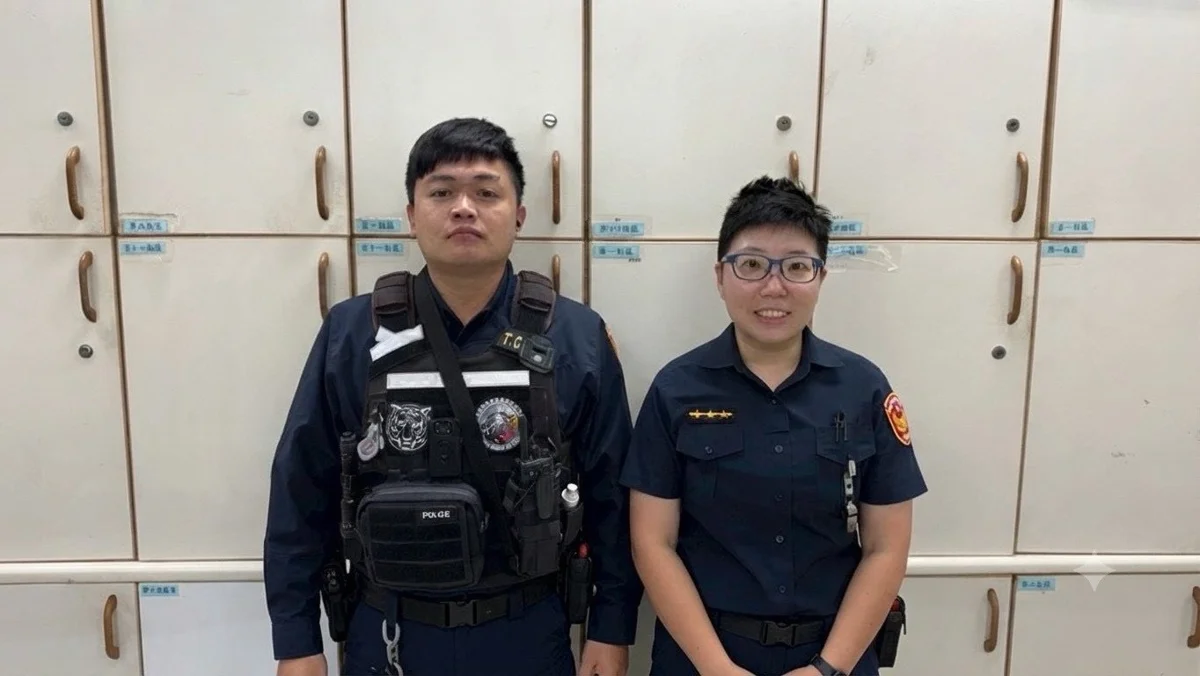 上班尖峰車輛突拋錨！文山勇警頂烈日「徒手推車」化解危機