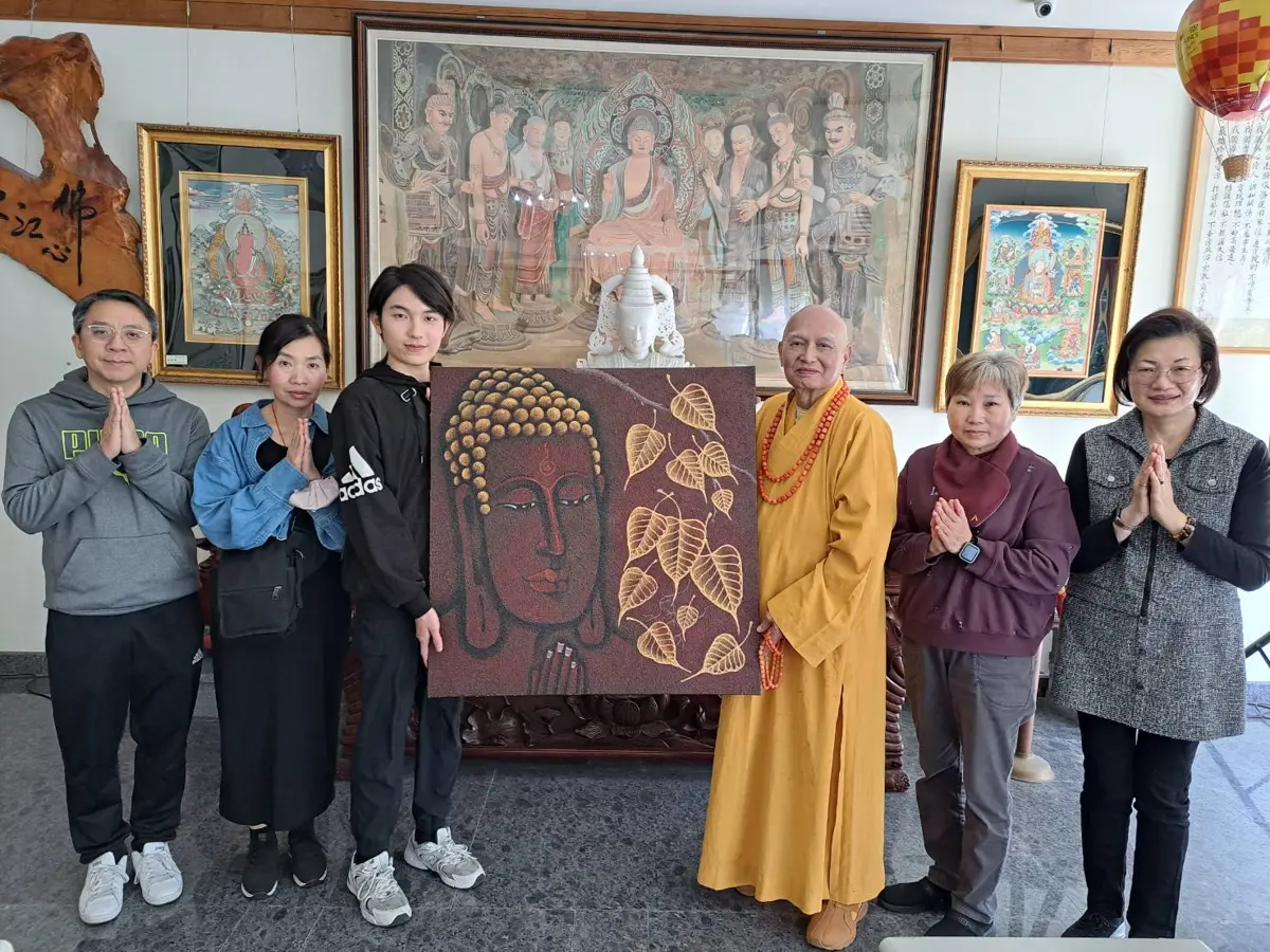 三峽暖心!自閉症畫家贈巨畫報恩,法師感動再捐10萬助圓夢
