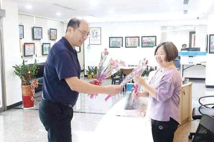 母親節前夕送暖!金寧鄉公所致贈康乃馨,女同仁笑稱:揪感心
