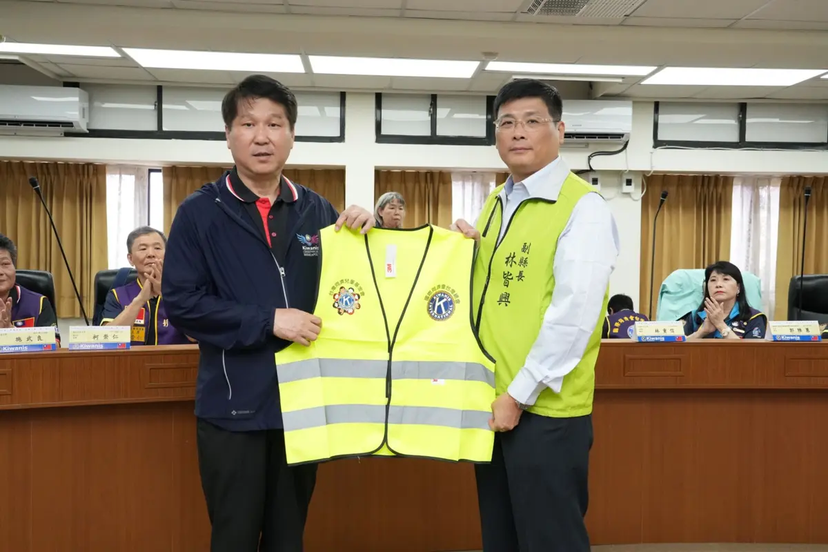 澎湖學童安全升級!國際同濟會暖心捐200件導護背心 副縣長林皆興感謝
