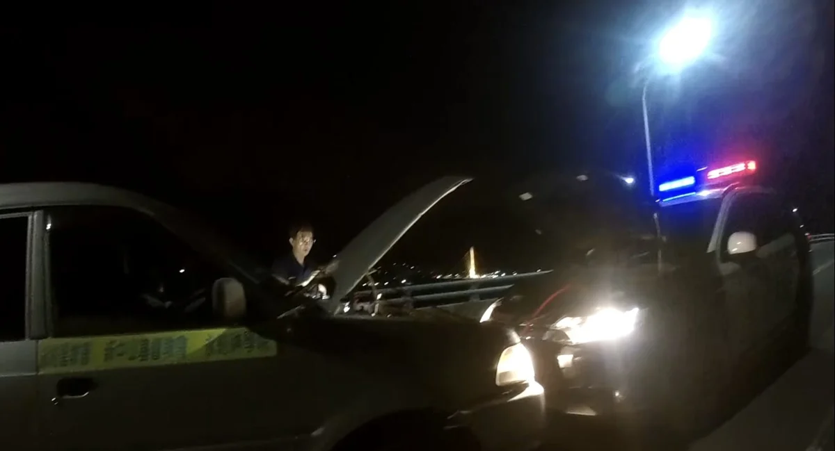 深夜拋錨卡橋上好焦急!知本警化身「修車神手」接電神救援