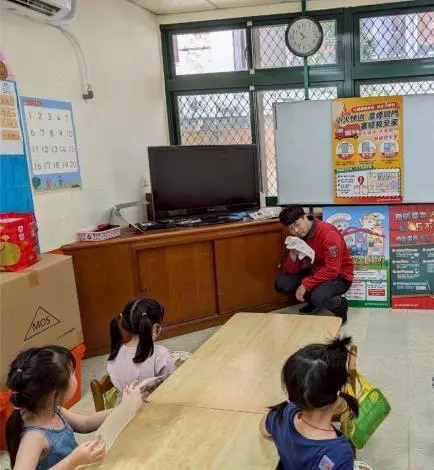 頭屋消防隊前進幼兒園!萌娃互動學防火 「濃煙逃生」成效佳