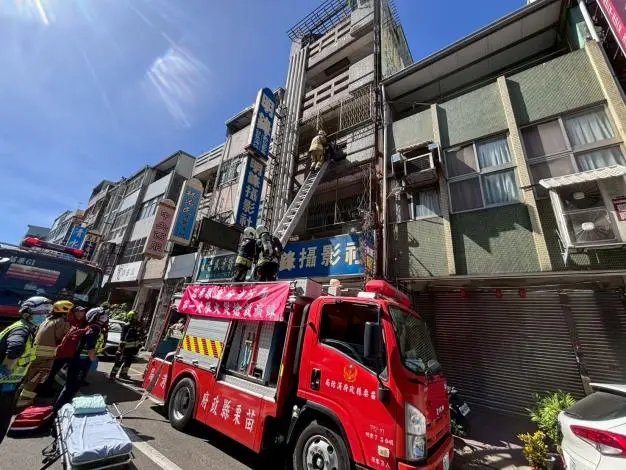 苗栗市驚傳火警濃煙竄天?別緊張!消防隊實戰演練「透天厝救人」
