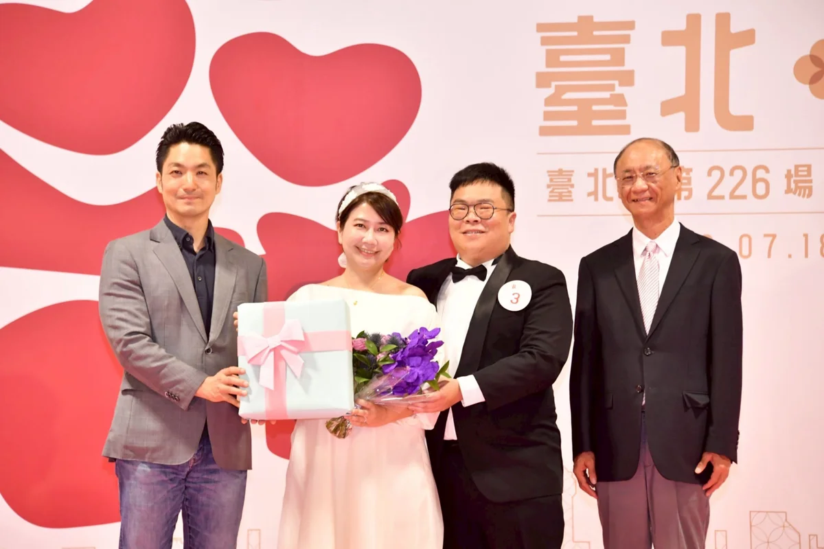 台北市88對新人甜蜜完婚!蔣萬安親自證婚傳授婚姻保鮮秘訣