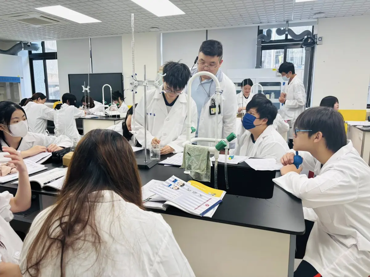 從產地到實驗室!育達高中烘焙科玩真的,學生下田種菜、穿白袍做檢驗