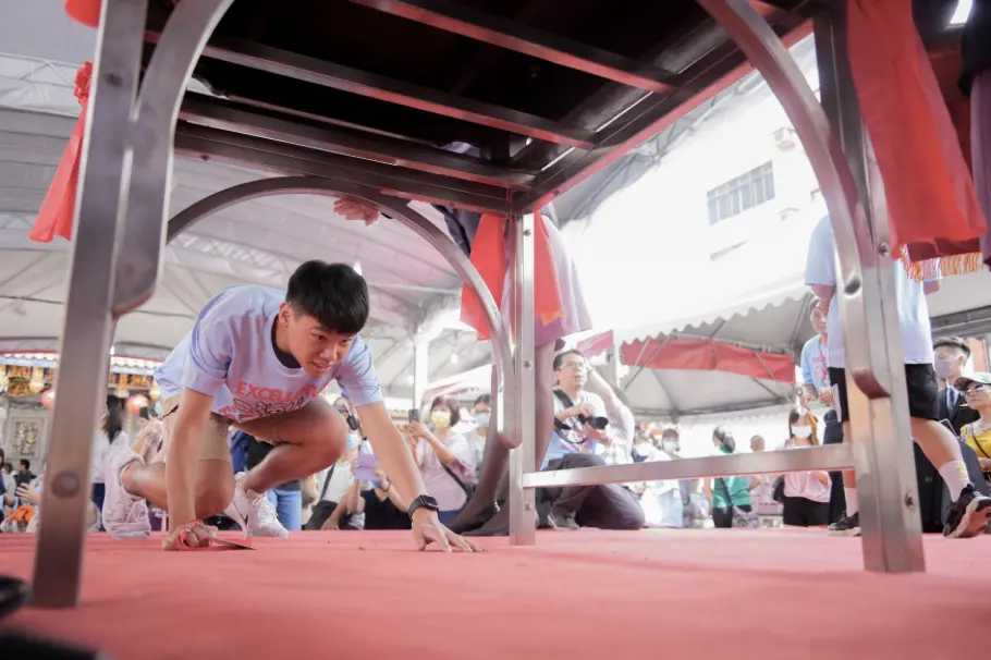 桃園景福宮「做十六歲」成年禮 祝福青少年「轉大人」、邁向人生新階段