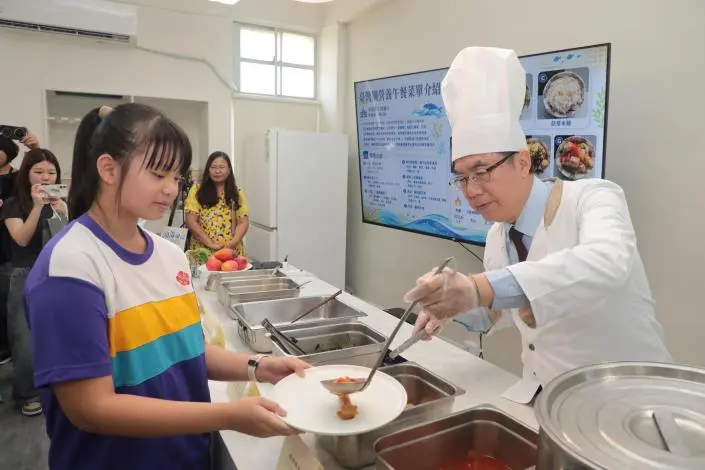 台南學童有口福！黃偉哲化身「午餐阿伯」推廣台灣鯛與玉井芒果入菜