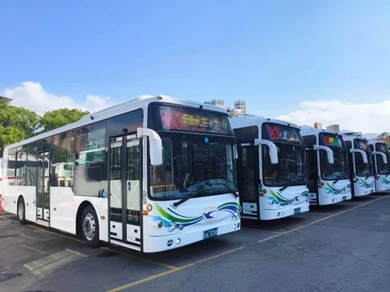 北海岸通勤更舒適!淡水客運11輛全新電動公車上線 串聯基隆與金山