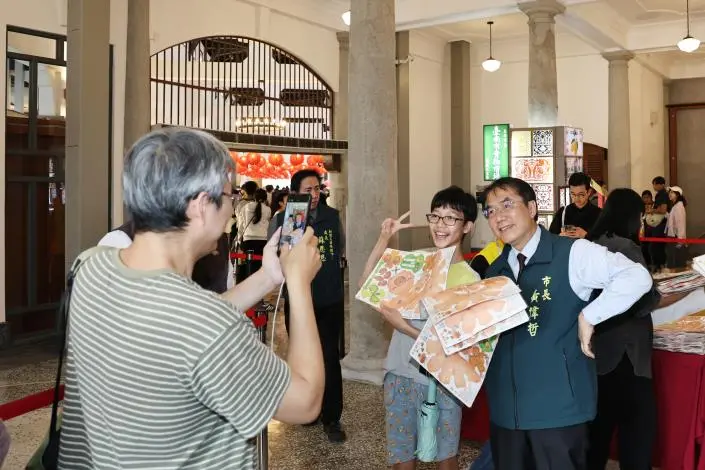水豚君提燈萌翻!台南西市場限量發送「卡比胖拉」,黃偉哲邀民眾元宵同樂