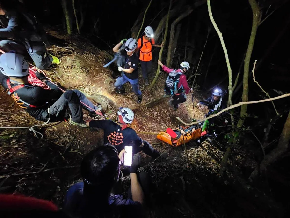 加里山杜鵑嶺登山客摔斷腿!警義消漏夜跋涉9小時接力救援