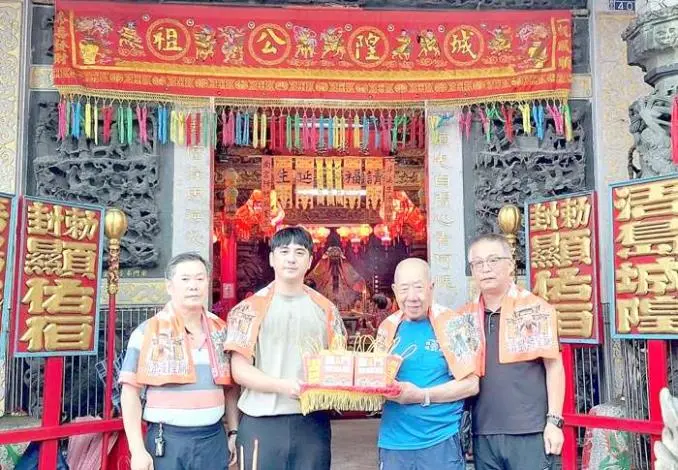 青年返鄉力挺!盧敬帆捐350條文創應援巾 助金門迎城隍注入新活力