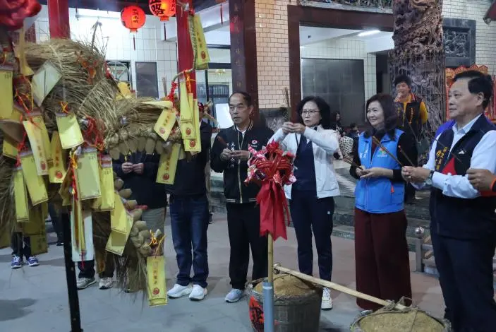 三義雲火龍元宵夜化龍升天!火光照亮客庄夜空,副縣長率眾祈福