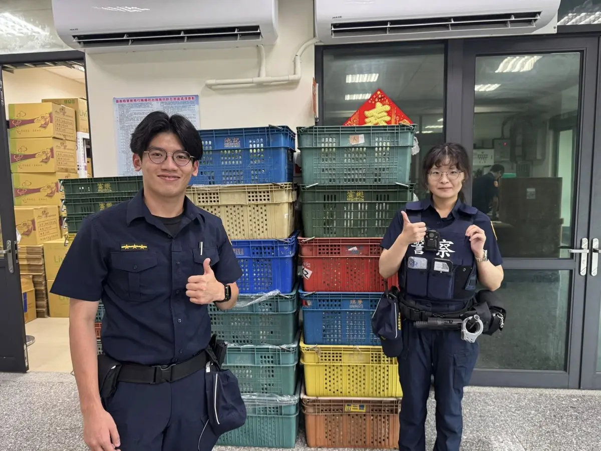 波麗士挺你、你挺波麗士！朴子文化里長楊石旭送「這水果」祝警察節快樂