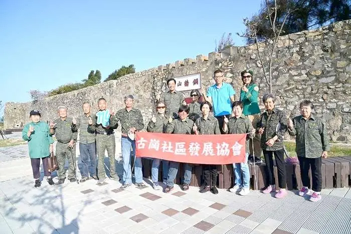 金門阿公阿嬤穿上舊軍服!古崗「民防隊」重返銅牆山,憶當年戰地歲月惹鼻酸