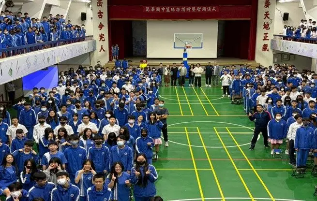 萬華國中喜獲新籃球架!家長暖心捐贈電動設備,學生嗨翻:打球更方便了