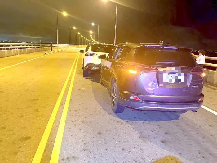 金門大橋車禍!故障車停駛遭追撞 幸無人傷亡