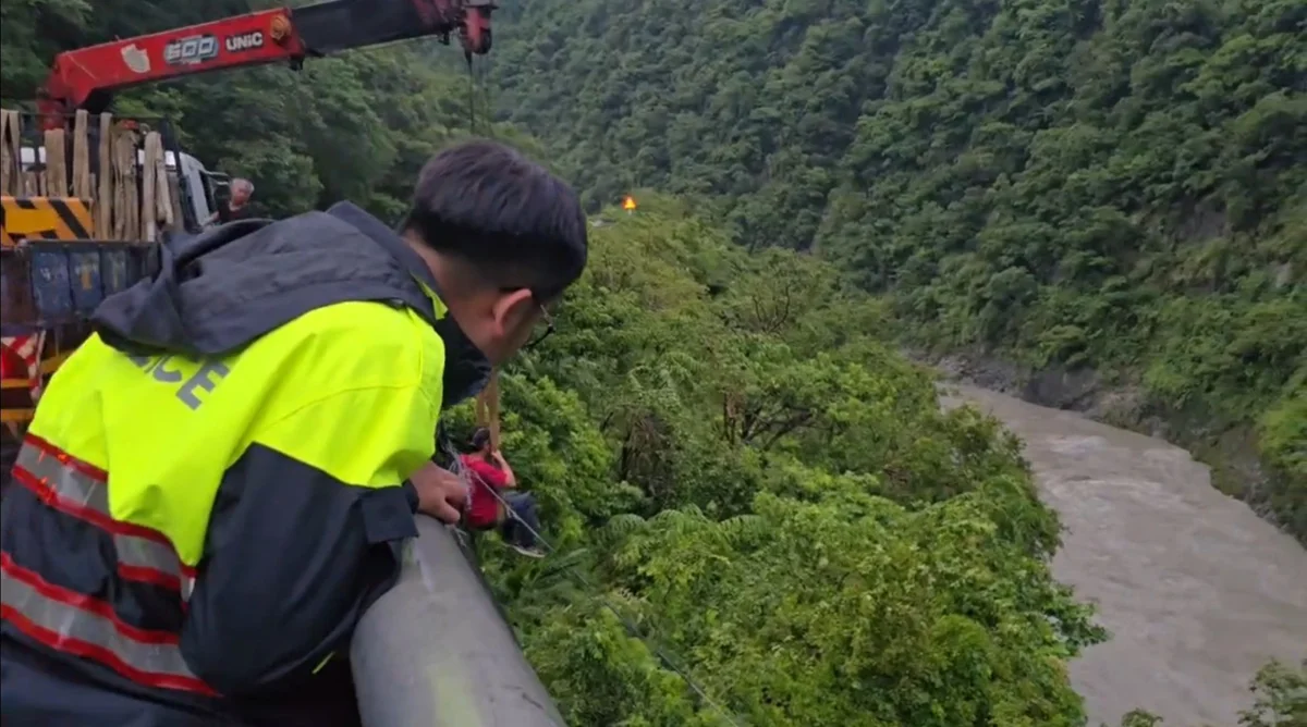 獼猴搶劫丟溪谷!20萬助聽器險泡湯 東河警民出動吊車救援大作戰