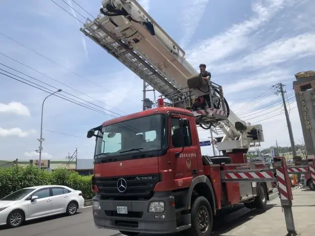 苗栗頭屋消防雲梯車實戰演練!模擬高樓火警,強化救援SOP確保民眾安全