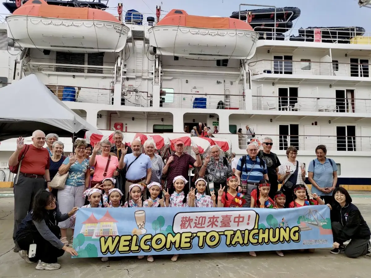 疫後首艘郵輪抵台中港！英國客驚豔「竹竿舞」 梧棲迎觀光新篇章
