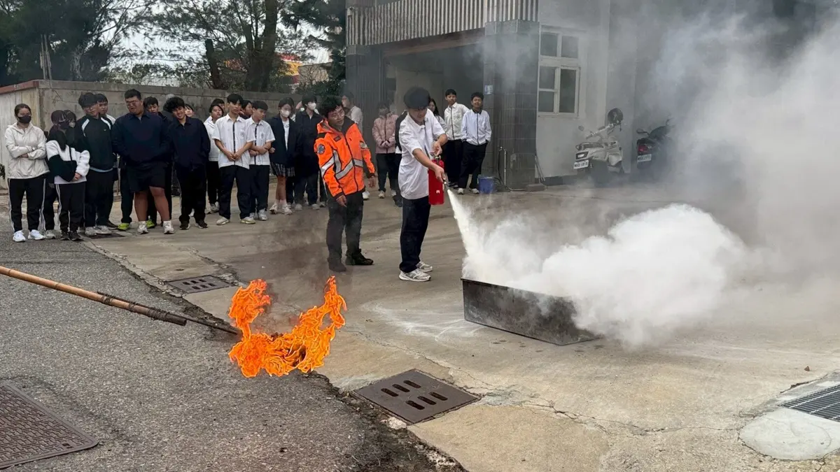 帥爆！西嶼國中生變身一日消防員 親身體驗「拉瞄壓掃」滅火訣竅