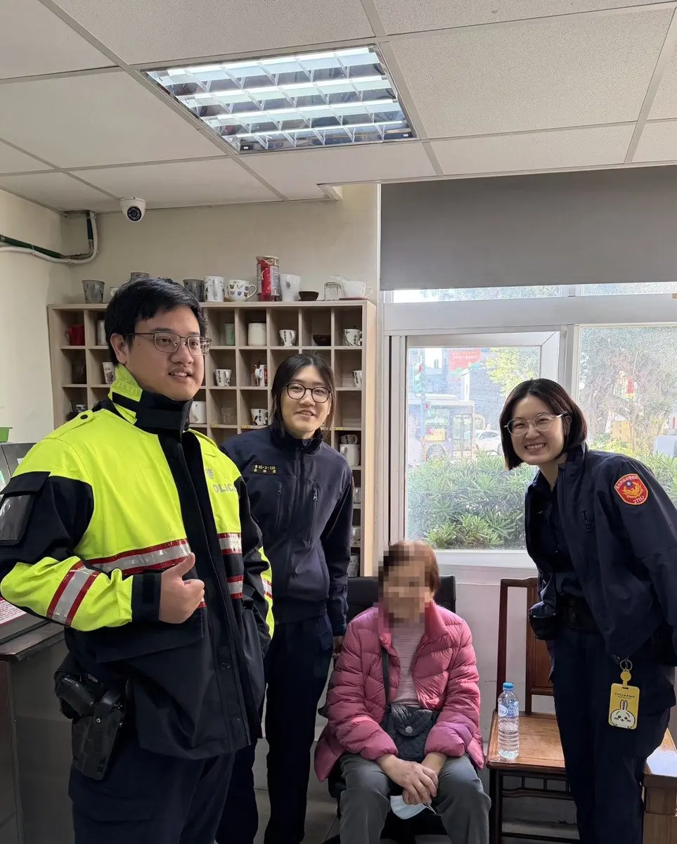 北投8旬嬤搭錯車跌坐路邊!暖警靠「交叉比對」秒尋家人 結束街頭驚魂