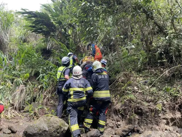 造橋驚魂！轎車翻落10米深谷，消防繩索垂降救出4人