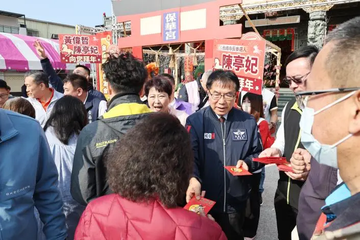 大年初二回娘家!黃偉哲走訪台南廟宇發紅包,人龍擠爆現場求好運