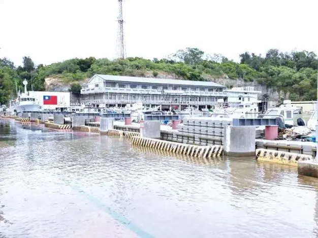 金門新湖漁港「漲九降」發威!海水倒灌馬路變汪洋,驚險畫面曝光