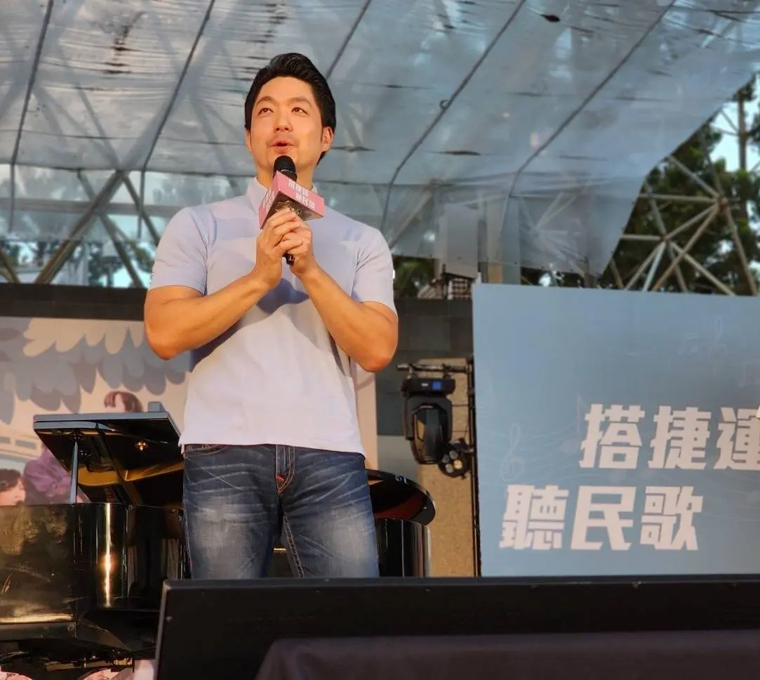大安森林公園民歌會萬人空巷!蔣萬安驚喜合唱《外婆的澎湖灣》,揪民眾重溫青春