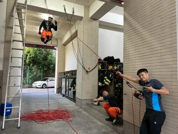 苗栗特搜「百米攀繩」硬漢訓練!模擬山難垂直救援,畫面曝光