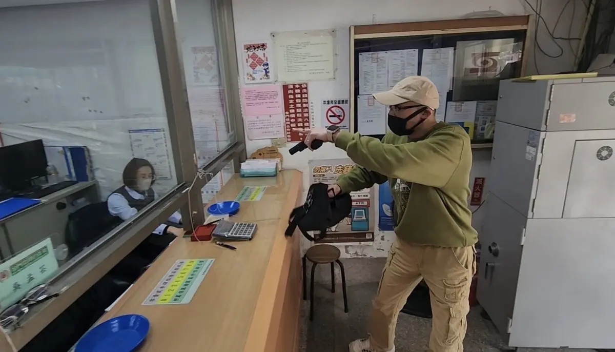 金沙街頭警匪槍戰?金湖警防搶演練太逼真,民眾驚呼:以為真的!