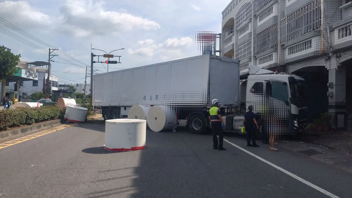 驚險！大貨車失控衝撞溪州民宅 警揪出駕駛竟「毒駕」還帶槍