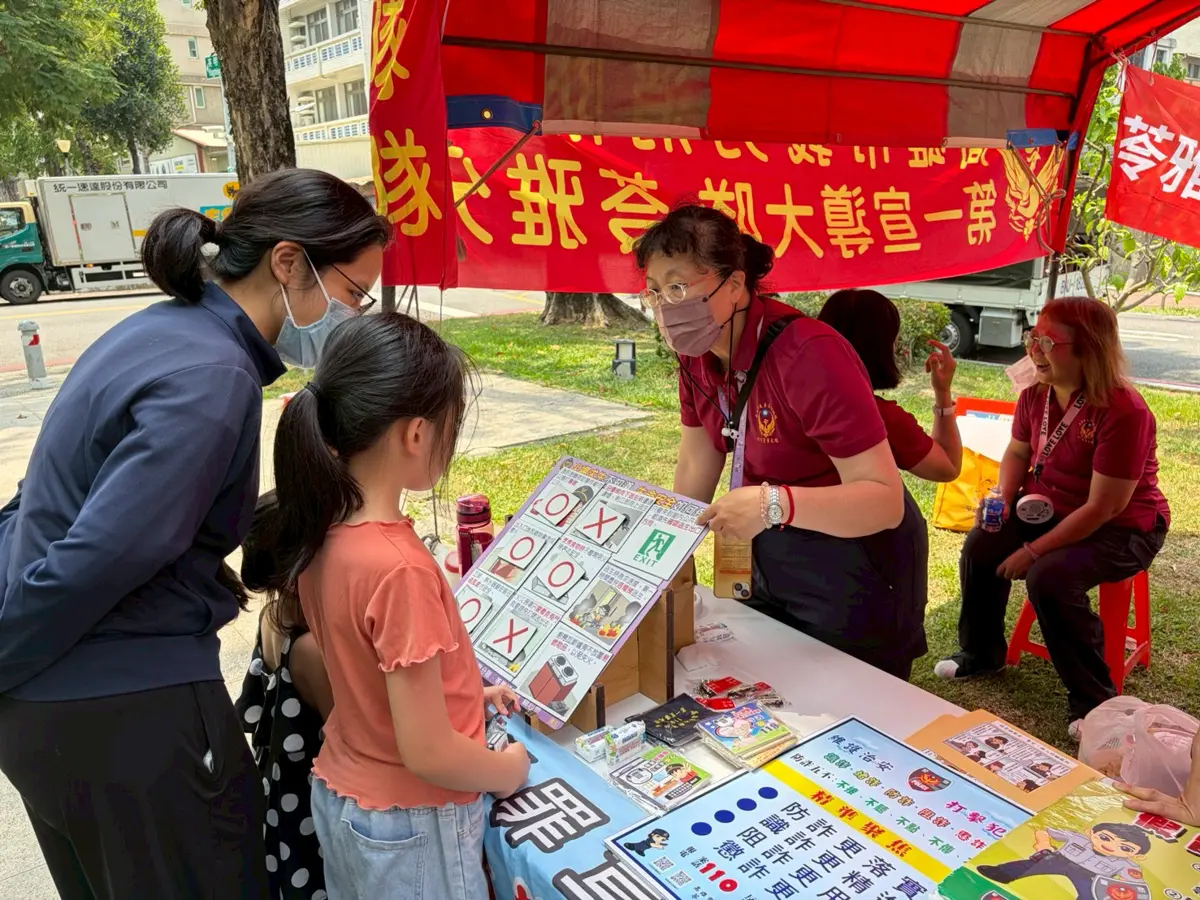 高雄親子好去處！消防員變身孩子王，用「九宮格積木」玩出居家安全