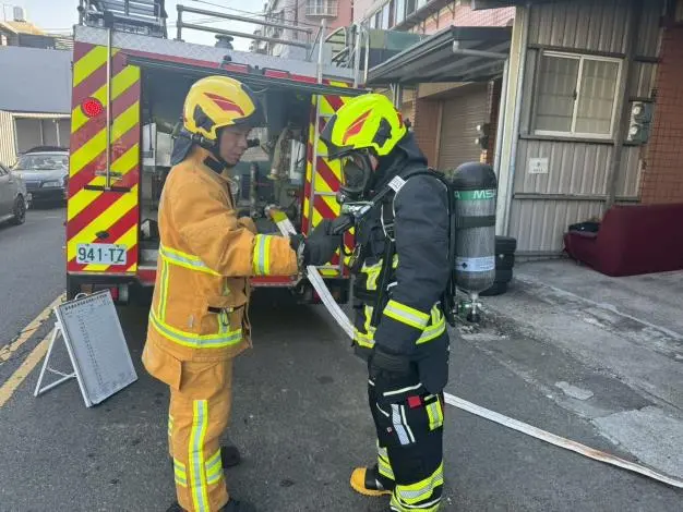 苗栗銅鑼驚傳火警?消防隊集合住宅實地演練,守護居民安全