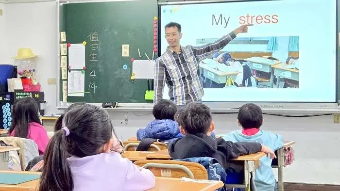 金門賢庵國小雙語課超活潑!「墨水實驗」教壓力管理,學生驚呼「原來如此」