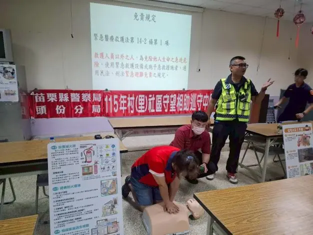 救命口訣「叫叫壓電」！三灣消防隊前進社區，教守望相助隊員實戰CPR