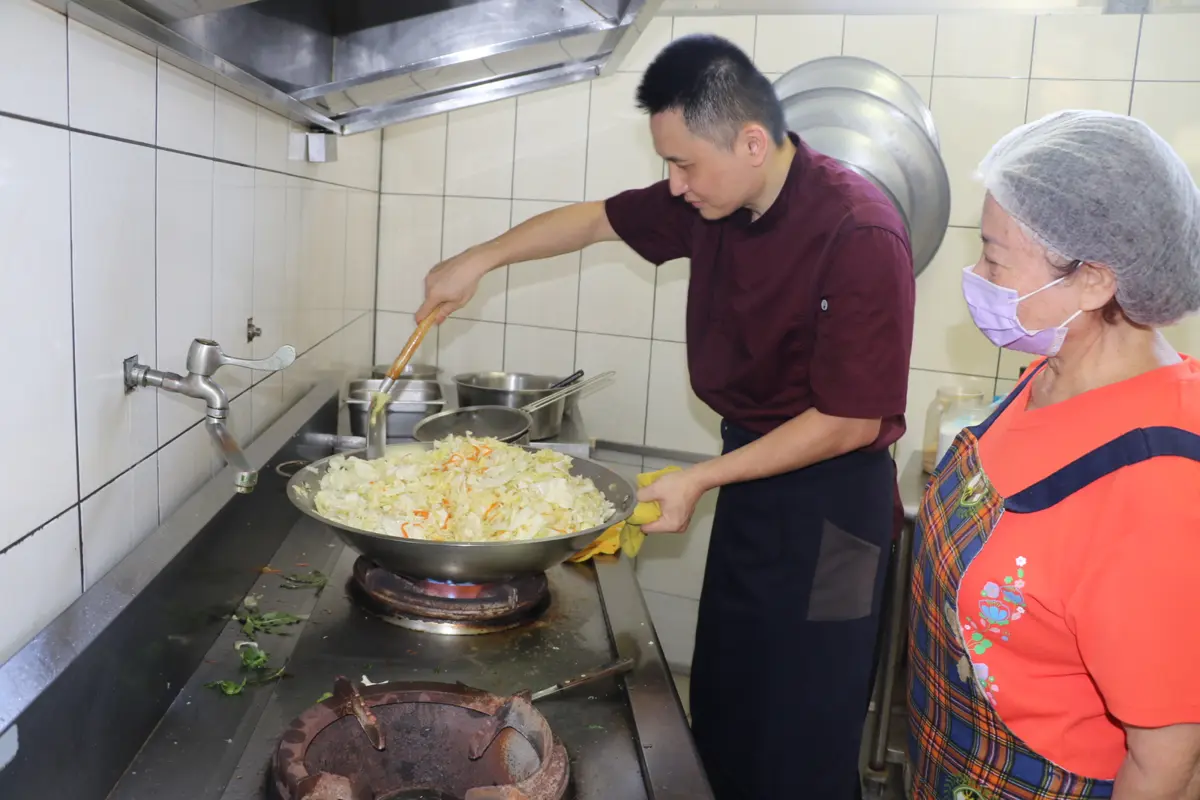 五星主廚快閃新莊!暖心義煮惜食料理,牡丹心社區長輩大讚「揪甘心」