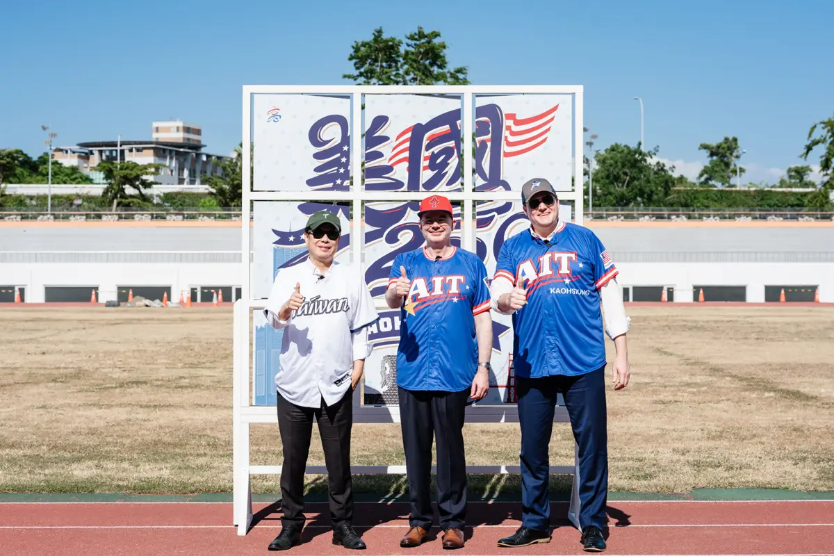 慶美國建國250週年！陳其邁合體AIT處長大秀球技 網讚：超萌暗號