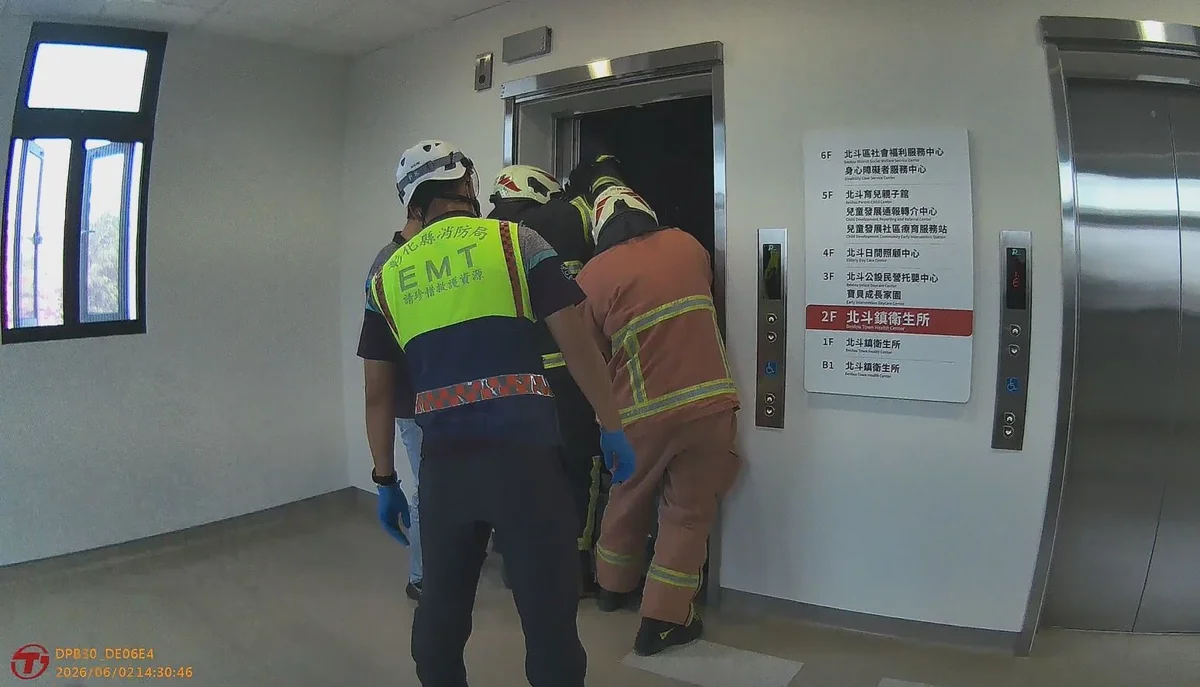 帶孩逛親子館驚魂!北斗長照大樓電梯卡樓層 警消急救援助母子脫困