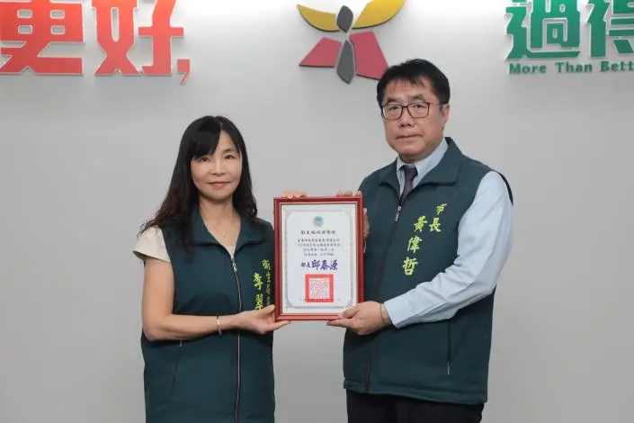 台南衛生局狂掃7大獎!黃偉哲讚「實力展現」,AI醫療、高齡照護成效全國肯定