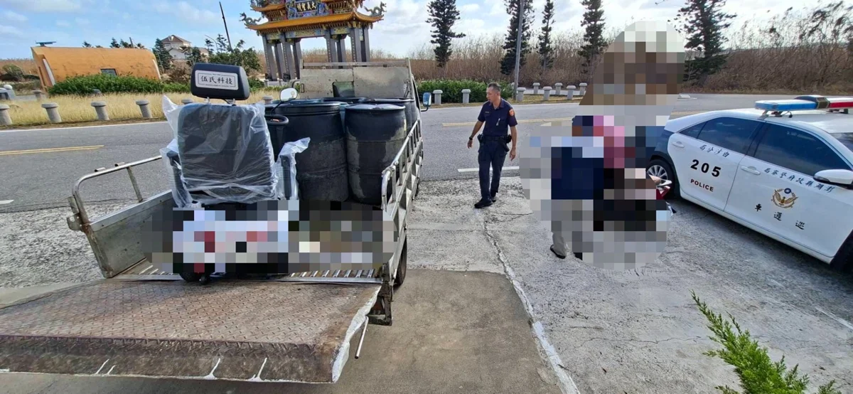 醫療代步車半路沒電受困!竹灣派出所警民合力出動「升降貨車」助平安返家