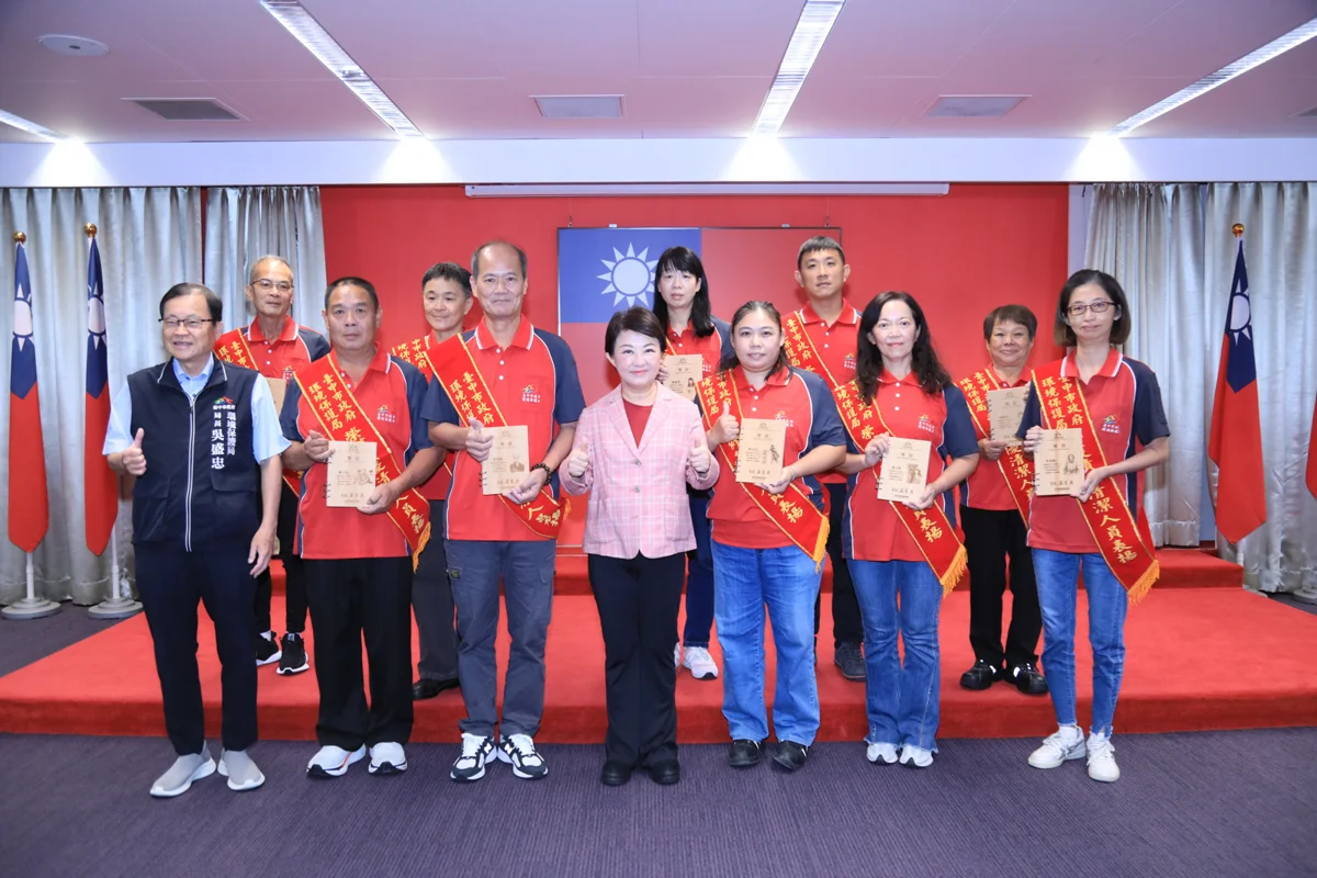 慶祝清潔隊員節!台中市表揚60名環保英雄 廢木再製「檜木獎狀」超吸睛
