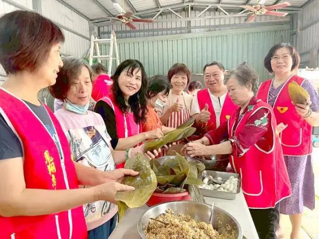 金城鎮鳳翔社區「金馬慶端午」飄粽香 志工手包肉粽溫暖居民心