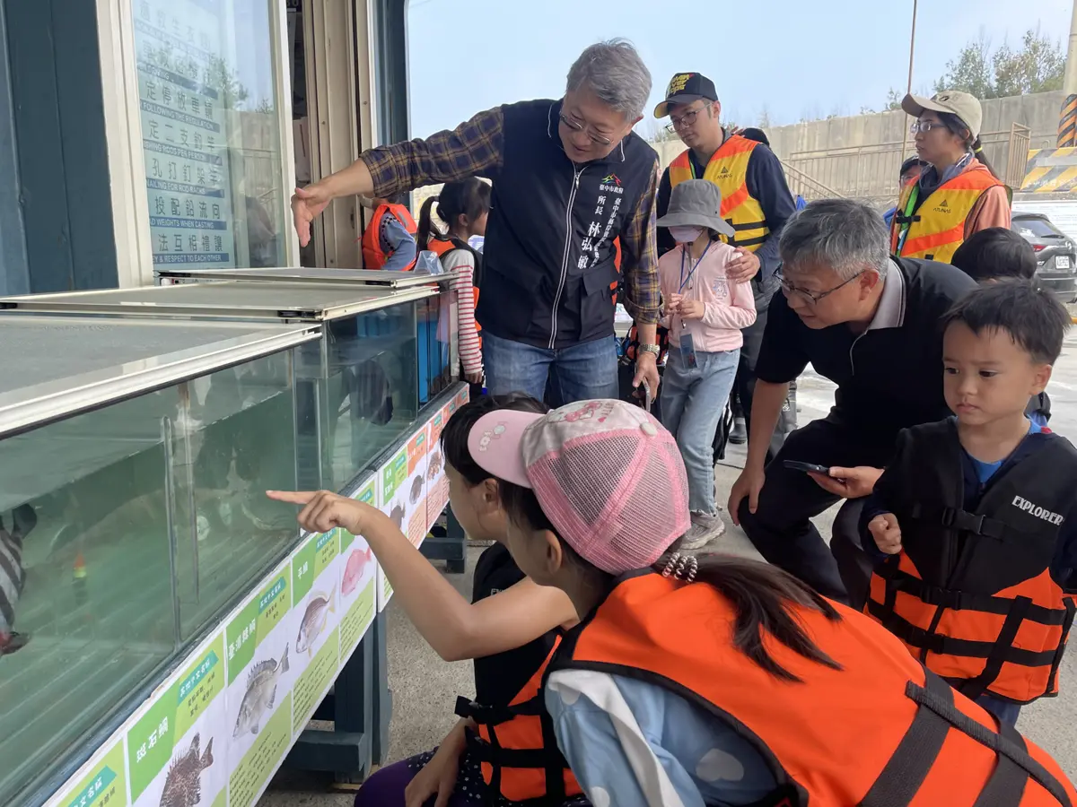 台中港化身戶外教室！逾百親子家庭放流7.3萬尾魚苗 實踐海洋永續