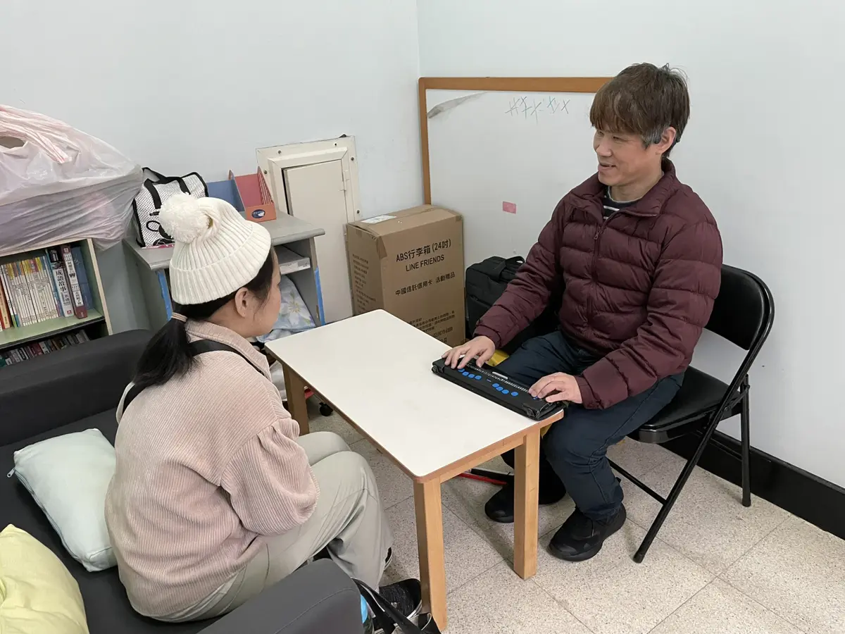 新北27歲女雙眼失明、父癌逝陷絕境!靠一通電話翻轉人生 勵志故事惹鼻酸