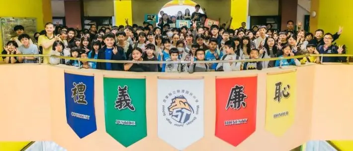 數位學伴18年！苗栗偏鄉學子與大學生溫馨相見歡 鍾東錦：用科技溫暖教育